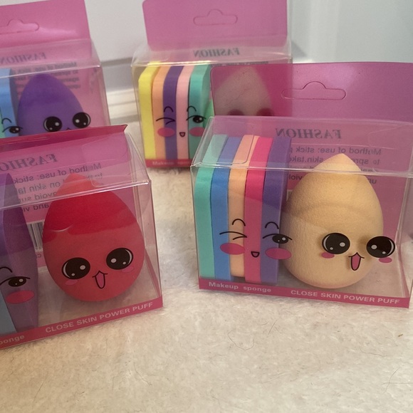2 LEFT! 🆕Assorted Make-up Sponges: Comes with 1 tear drop and 5 square sponges - Picture 3 of 5